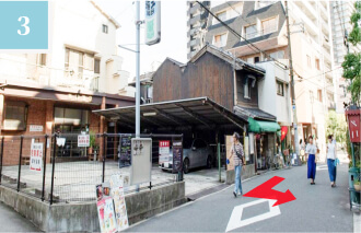 温泉の向かいのビルの5階です。